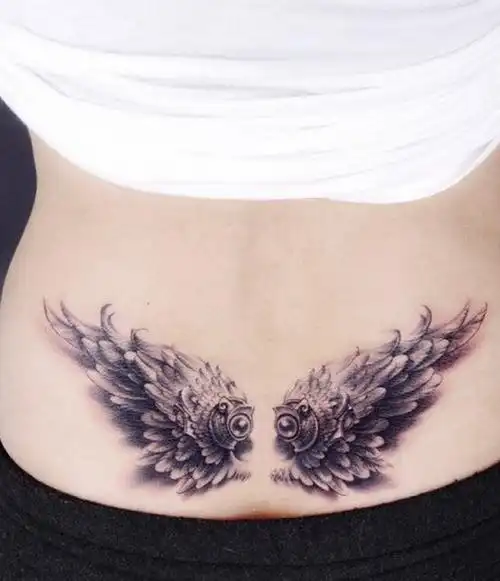 女性腰部翅膀纹身图案