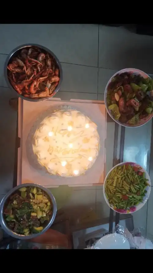 因为出差耽误了老公的生日,简单的家常菜,一个小蛋糕90,还有我们22