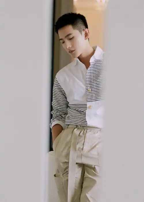 杨洋真会穿,条纹衬衫搭配工装裤清新又帅气,寸头造型a爆了