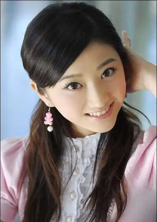 今天看到了一组景甜学生时期的照片