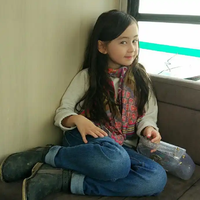 蔡书雅 中英混血儿 | 巨齿鲨里超可爱的"梅英"