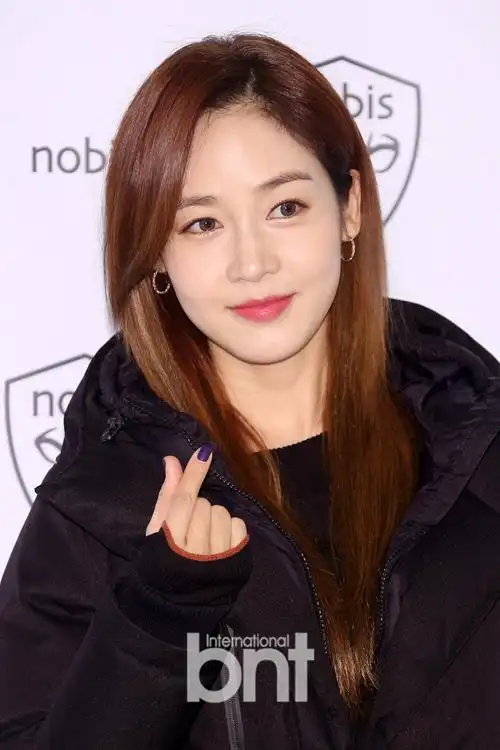 成宥利出席品牌活动完美肌肤散发自然美