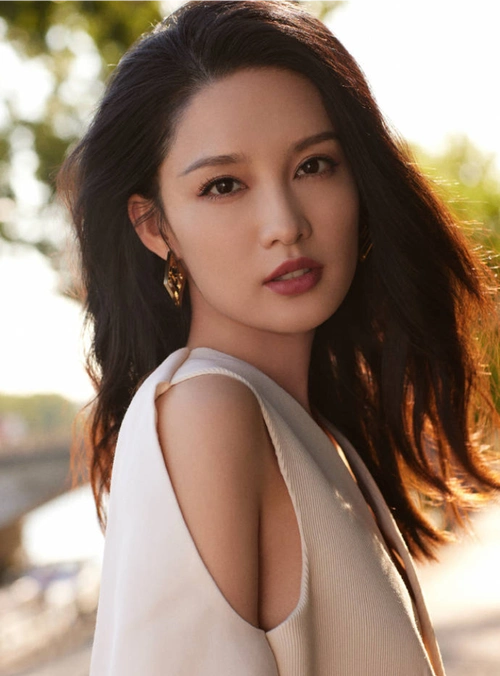 李沁巴黎街头造型大片 身穿米色套装长发尽显优雅