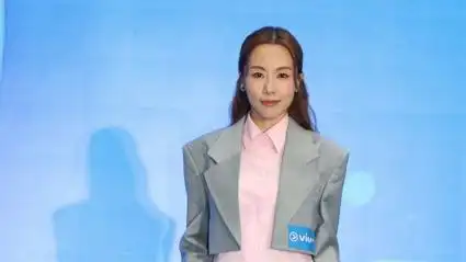 现场:邓丽欣将任《香港达人秀》评委 担心太感性而哭