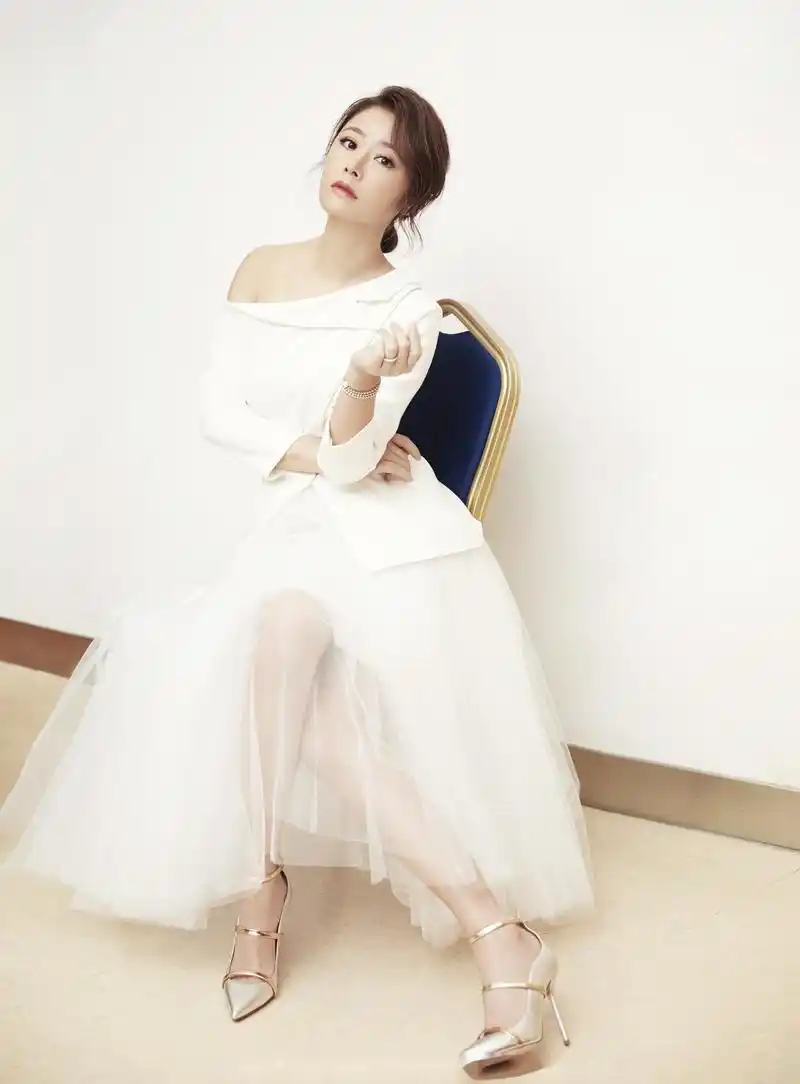 林心如今日美图送上,简单纯粹的白色纱裙温婉曼妙,碎发绾起尽显自信