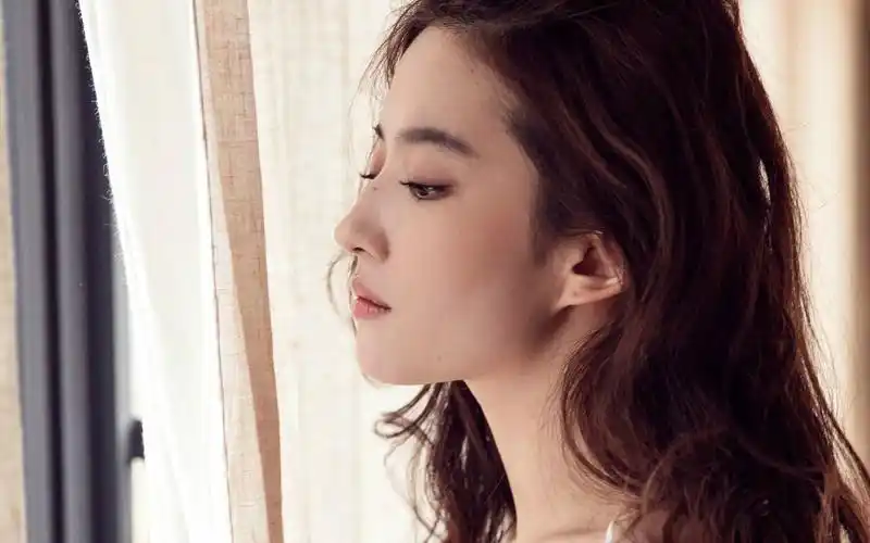 刘亦菲时尚清纯写真桌面壁纸