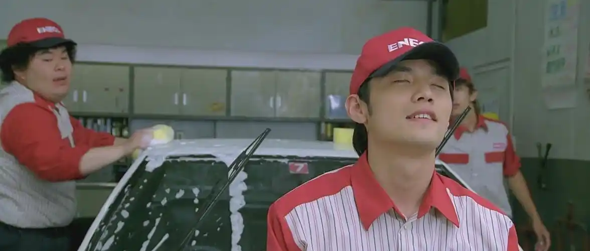 求周杰伦 头文字d 里面傻笑的图片. 就是在加油站,他恋爱了,在那傻笑.