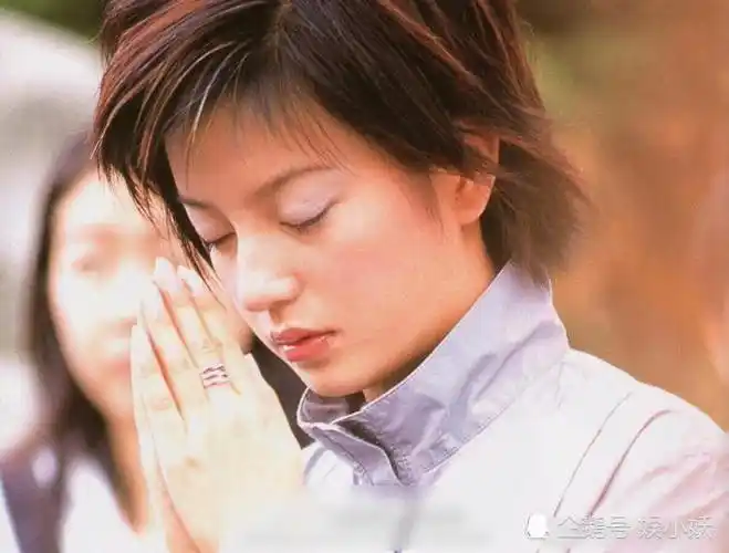 这张照片中的赵薇发型有些非主流的感觉,不过女神的侧脸很好看,高高的