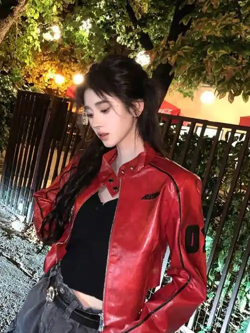 鞠婧祎在社交平台晒出一组美式机车风写真身穿红色皮衣酷飒十足