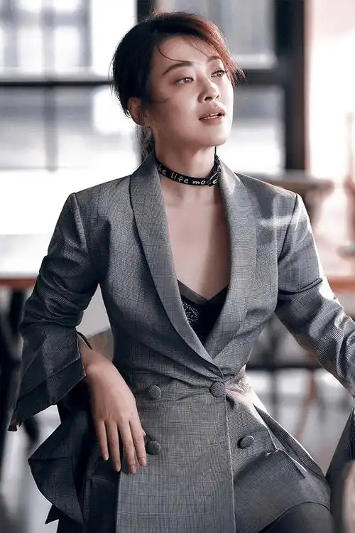 45岁梅婷放飞自我,穿黑色连衣裙配条红色丝巾,像极了广场舞大妈