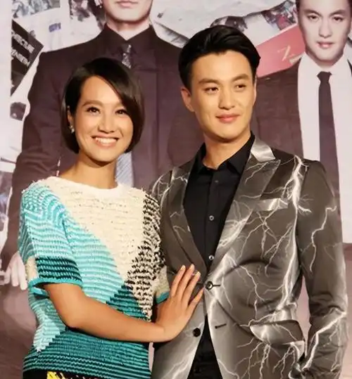 朱丹晒与老公周一围合影,朱丹素颜显疲惫,女儿视角两人似双胞胎|浙江