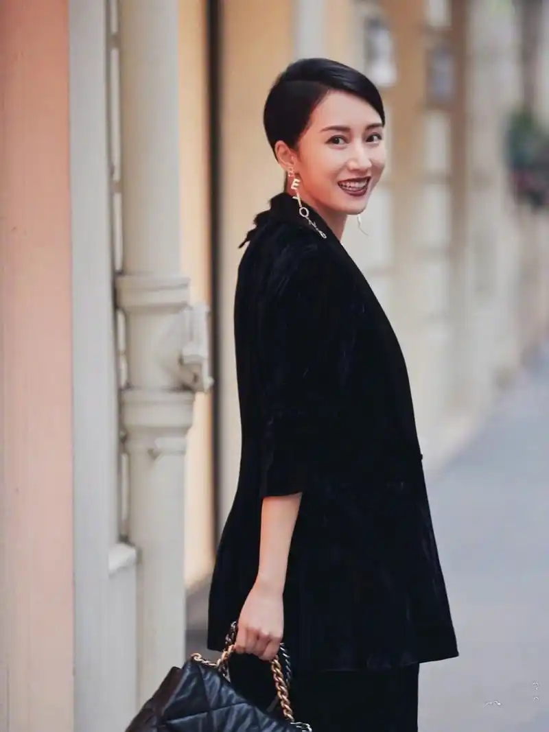 李念时尚街拍,黑色丝绒西装,干练霸气,暗黑风格唇色御姐范十足