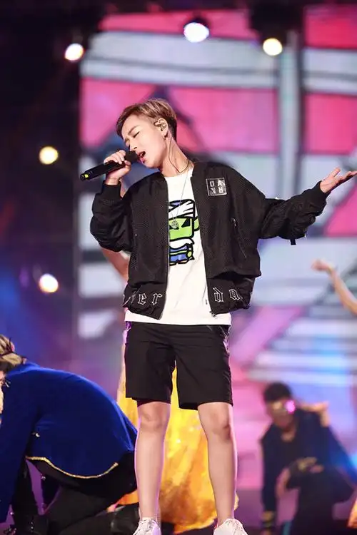 超女演唱会第五场落幕 黄汐源获人气冠军|超级女声|演唱会|人气_新浪