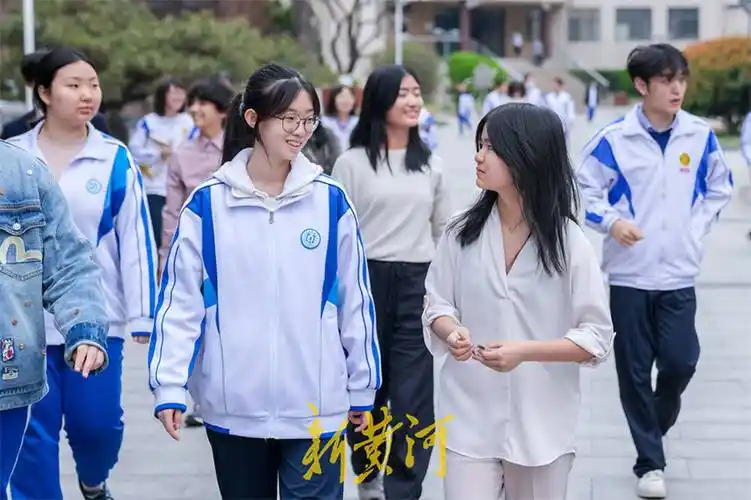 美国加州萨克拉门托市青少年友好大使代表团访问山东省实验中学