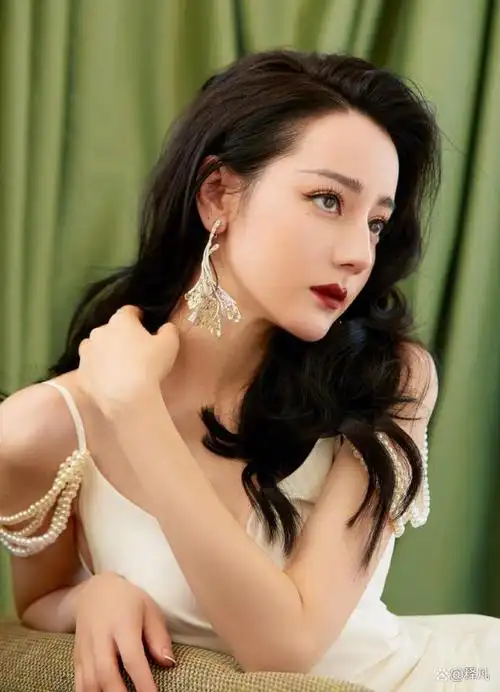 迪丽热巴穿白色长裙大秀事业线肤白貌美大长腿性感迷人