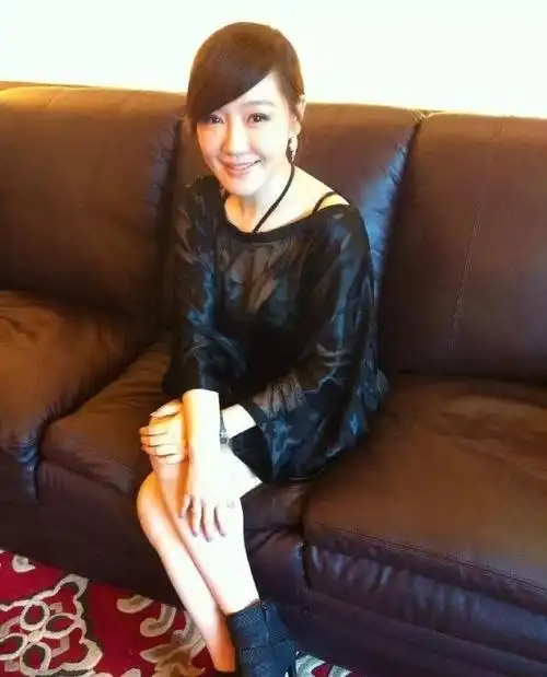 薛佳凝近照丝袜配凉鞋露雪白双腿41岁皮肤保养的真好