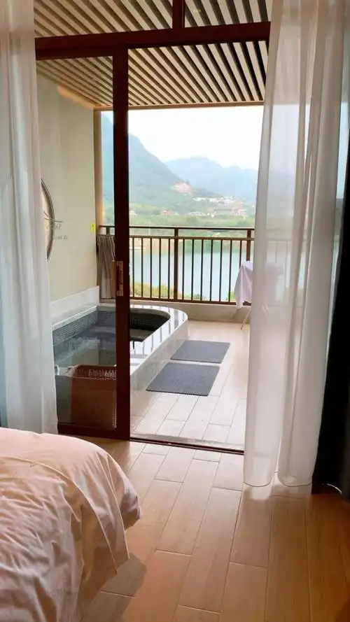 室内阳台够大,泡池够大,4-6小朋友玩耍都不拥挤