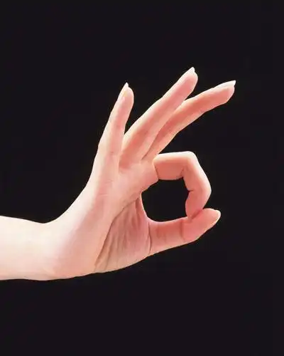 亚洲,仅一个年轻女性,仅一个女性,仅一个人,黑色背景,黄种人,手势,手