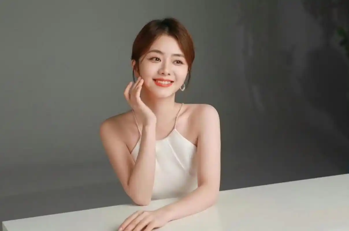 谭松韵这身白色的裙子真漂亮,显得她格外可爱性感.