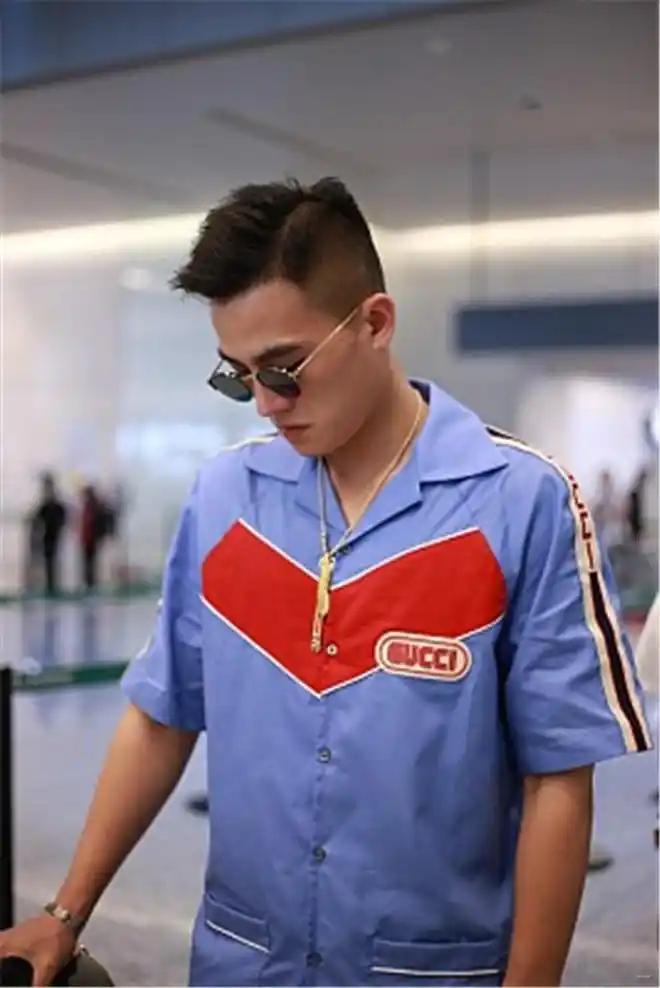 欧豪现身机场,穿蓝色衬衫留短发潮范十足,独自推行李箱帅气十足