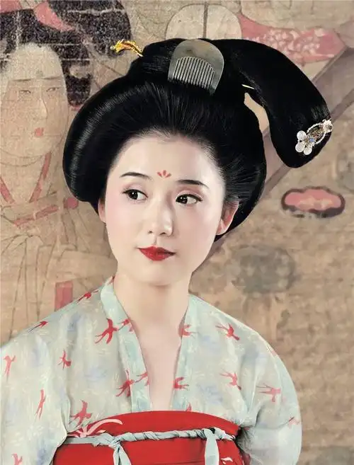 中国古代妇女的发型随着年龄和身份的变化而变化,年幼时以梳丫