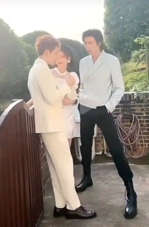 谁谎报身高189刘宇宁拍照大长腿无处安放181曾舜晞在旁显娇小可爱