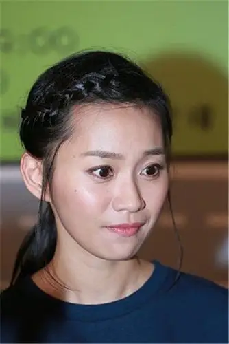 杨爱瑾:印花文化衫高腰牛仔短裤,adidas小白鞋休闲清凉