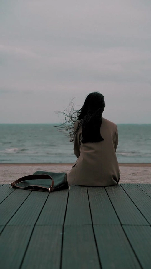 憨憨熊的伤心:"我的意思是:这一刻"我想你了""#一个人看海 #音乐治愈