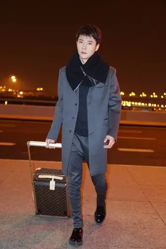 张丹峰启程米兰时装周 机场硬照时尚帅气火力全开