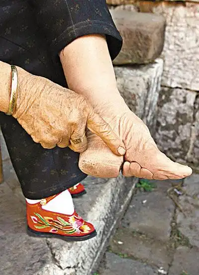 缠足的方式