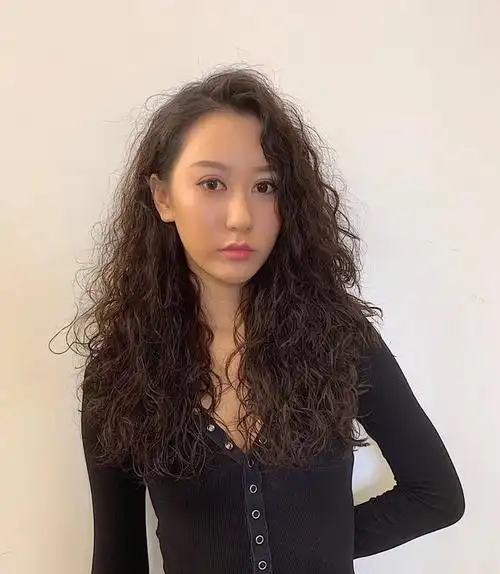 2020冬季流行全头烫卷卷发型,蓬松时尚又保暖,真洋气