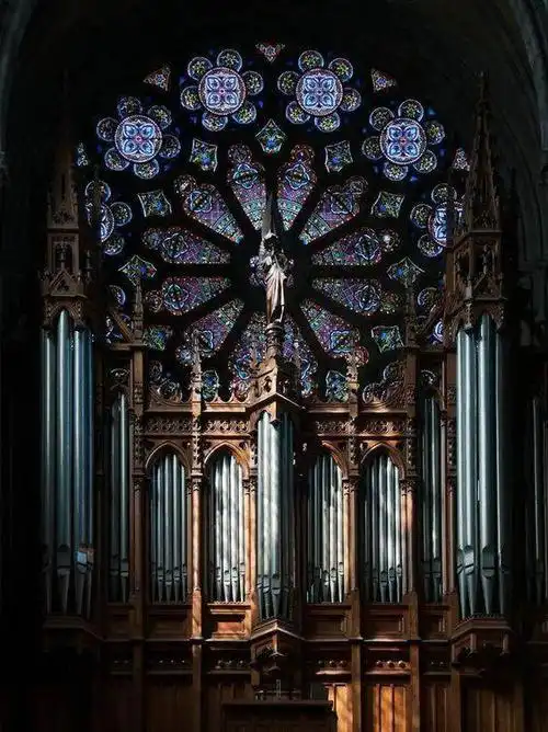 哥特式教堂上帝说要有光