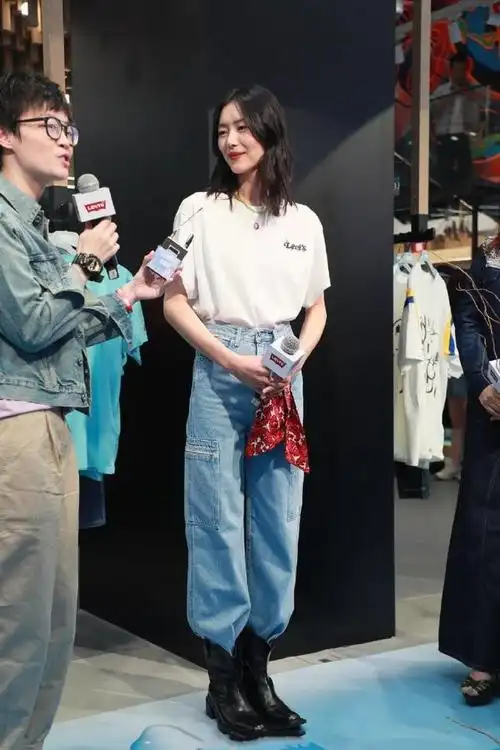 51岁王菲首次直播唱k白t牛仔裤也能穿出时髦不愧是天后