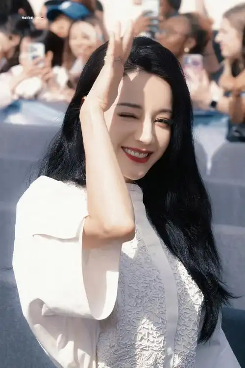 我的老天爷啊.迪丽热巴美得整个人都在发光啊.