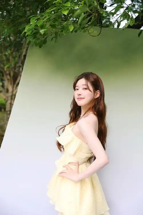 赵露思清甜初夏新照穿抹胸黄裙秀凝脂肌肤