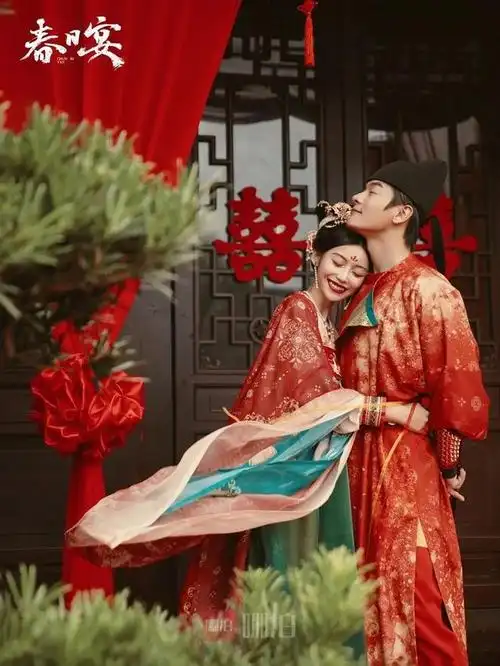 那么,为何不考虑选择春日宴主题的古装婚纱照呢?