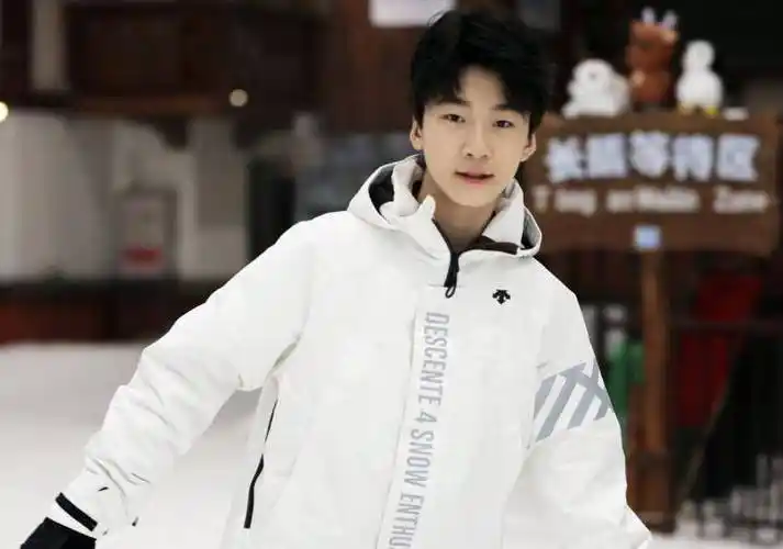 原创张亮儿子天天近照曝光身高气质像成年人何炅邹市明在旁很受伤