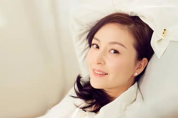 戴娇倩白色西装大片 飒美气场突显别样风情