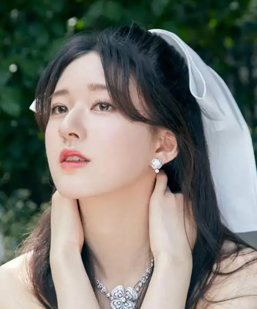 赵露思白色抹胸公主裙优雅写真