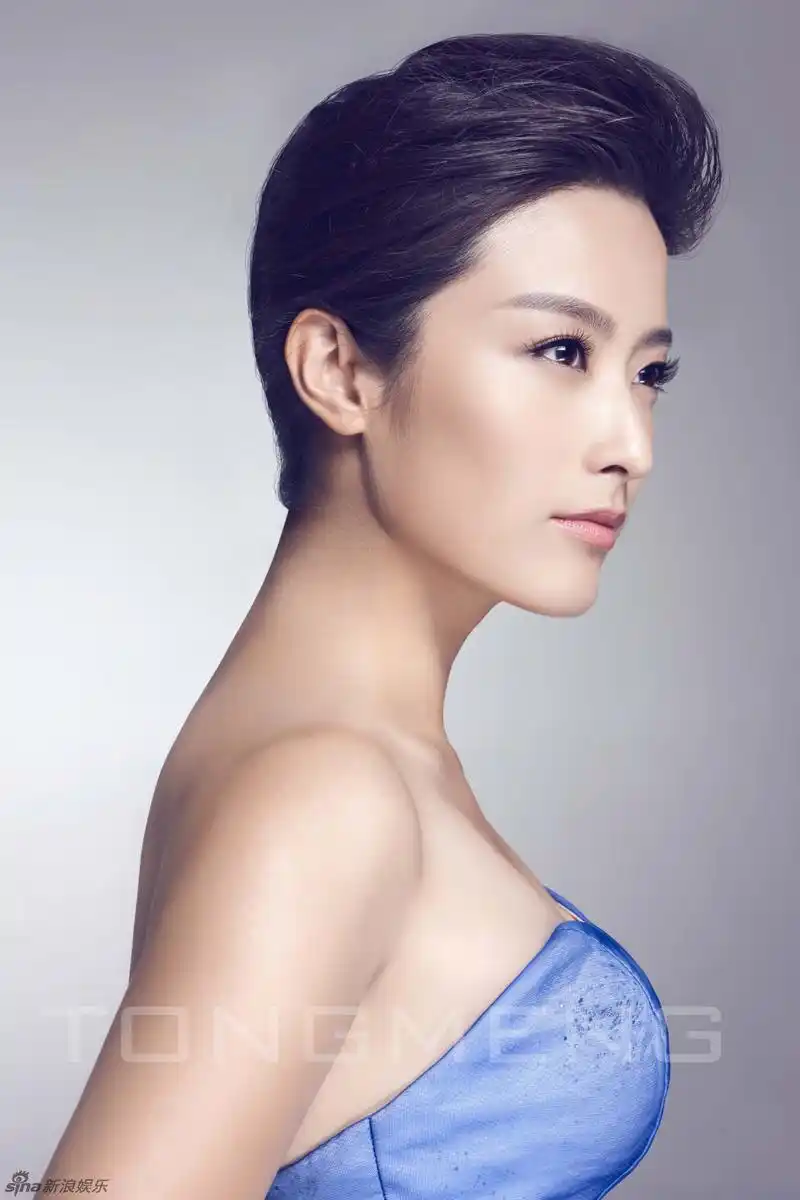 徐百卉湖蓝色晚礼优雅出镜