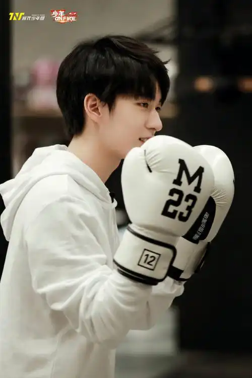 欧皇降霖"贺峻霖"