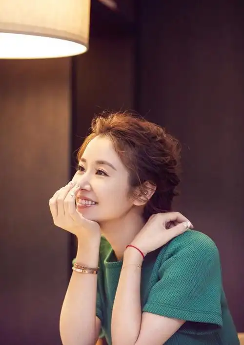 林心如新发型好抢眼,甜美减龄,不像43岁辣妈!