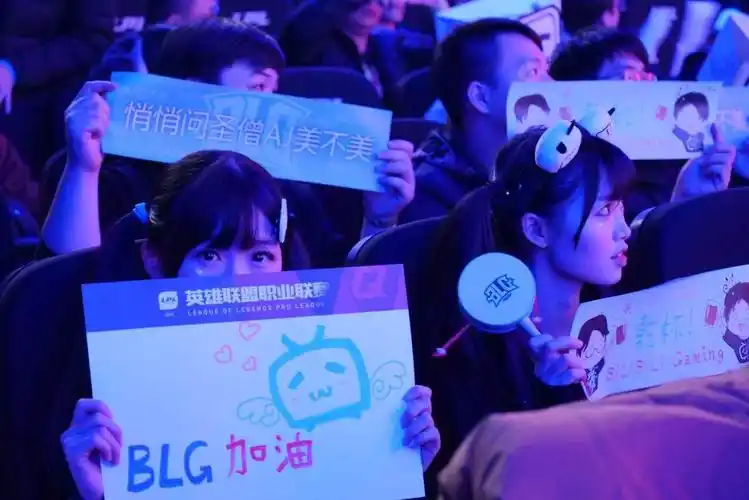 b站粉丝进入lpl赛场,这个电竞应援真是萌得不一般