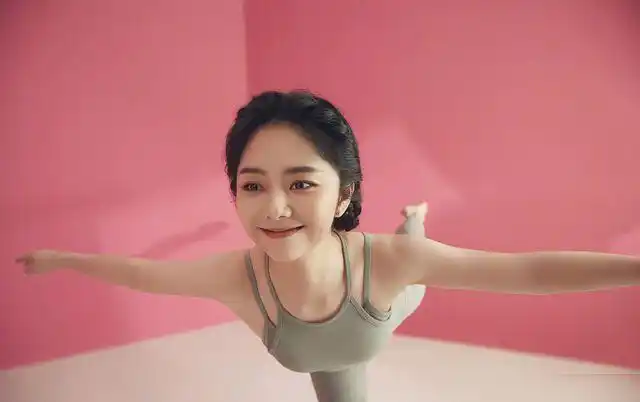 冻龄女神谭松韵练瑜伽小蛮腰让人着迷体重不过百