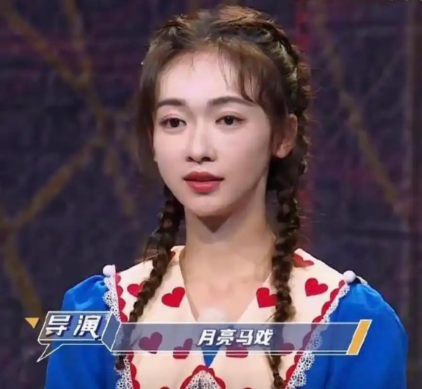 杨颖和吴谨言在《跑男》同框,真的宛如一个妈生的双胞胎,长得太像了.