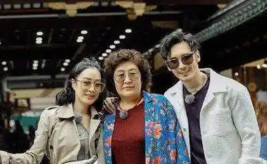 52岁伊能静,自爆与老公秦昊的恩爱是"作"出来的,其实另有隐情_母亲