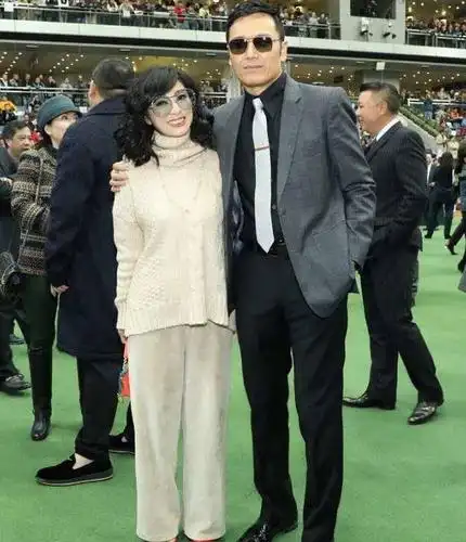 现场的苗侨伟穿着笔挺的西装,带着墨镜大佬范儿十足,180cm的身高也是