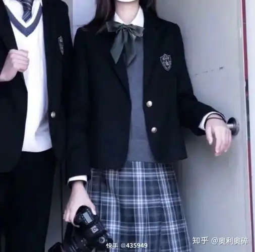 有没有那种男生穿西装的情侣头像? - 知乎