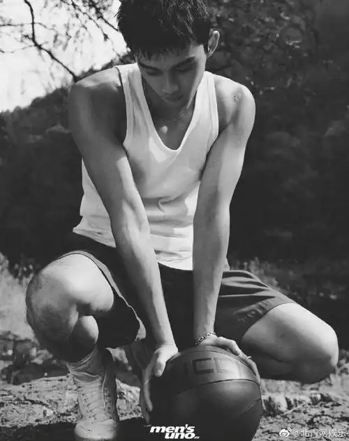 吴磊侧躺有腹肌