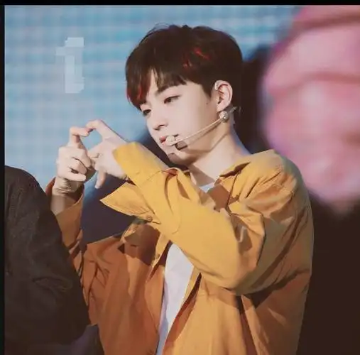 陈立农天津见面会花式比心:用眼睛比心用头发比心 超级可爱